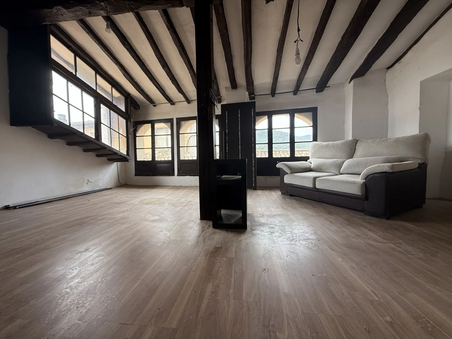 Oportunidad única en Besalú: edificio con local comercial