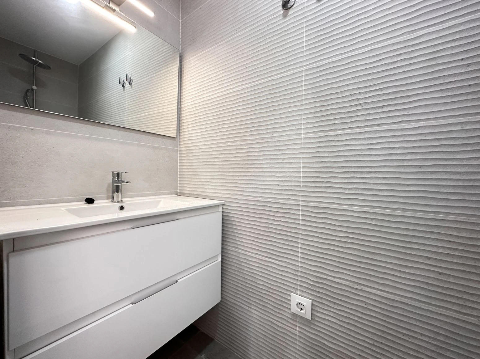 Bonita casa con piscina de obra nueva en sector Mestral de E