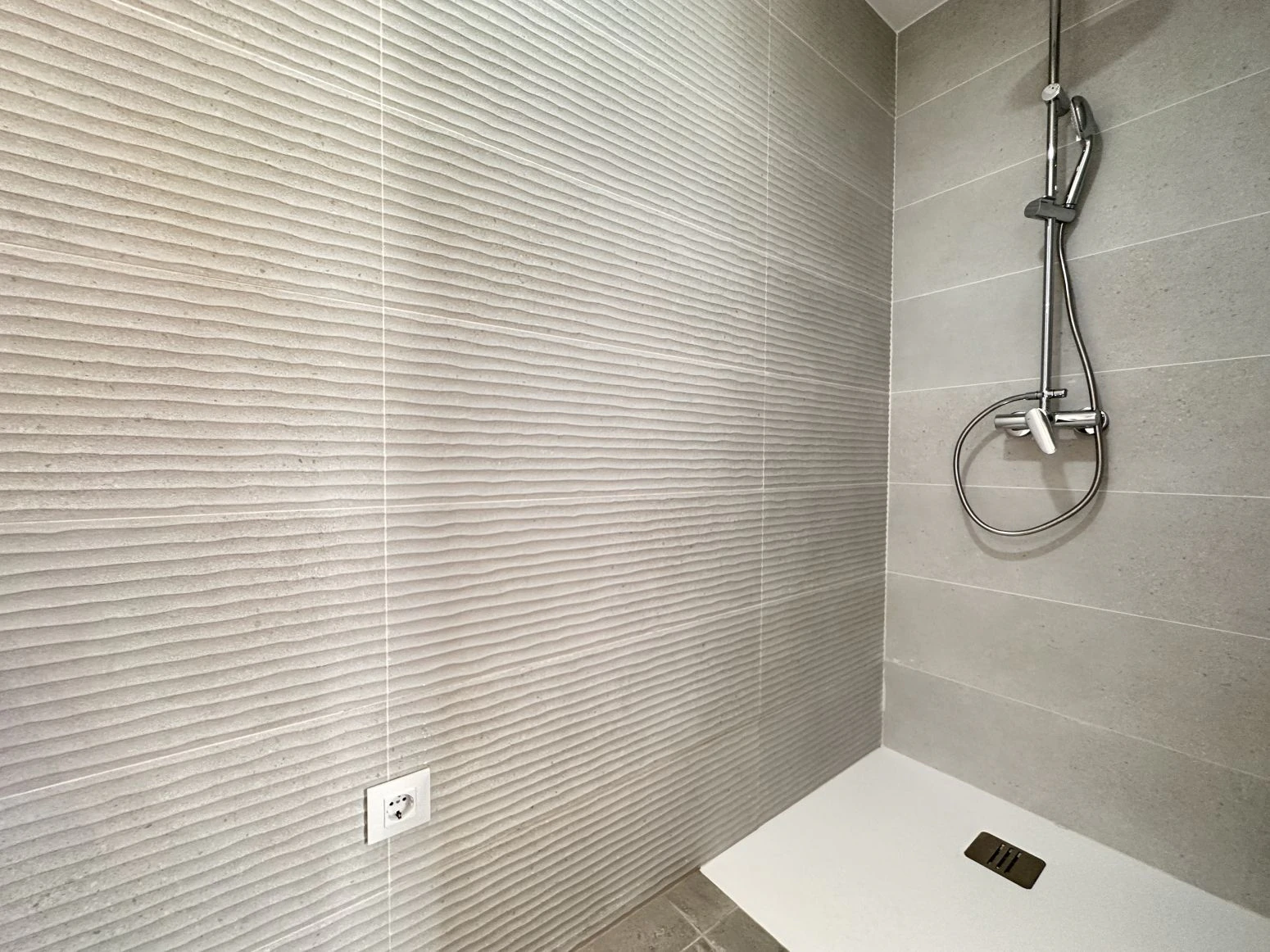 Bonita casa con piscina de obra nueva en sector Mestral de E