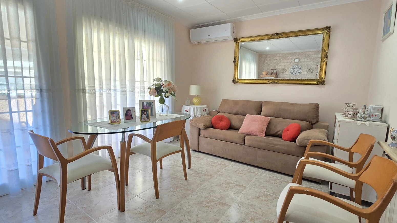 Vive arriba, opera abajo: casa + taller con ascensor y terra
