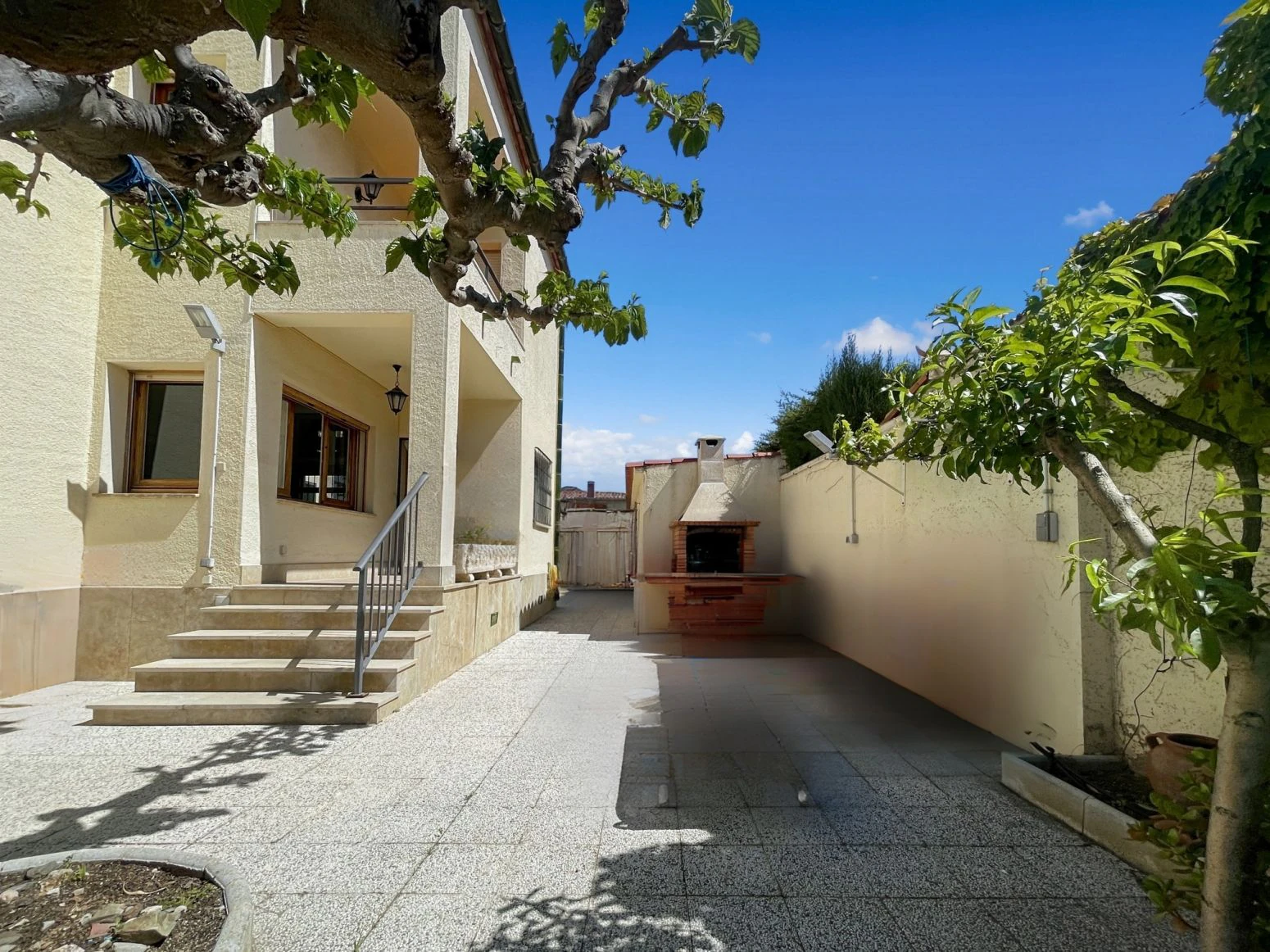 Villa de 4 habitaciones, ubicada en urbanización tranquila