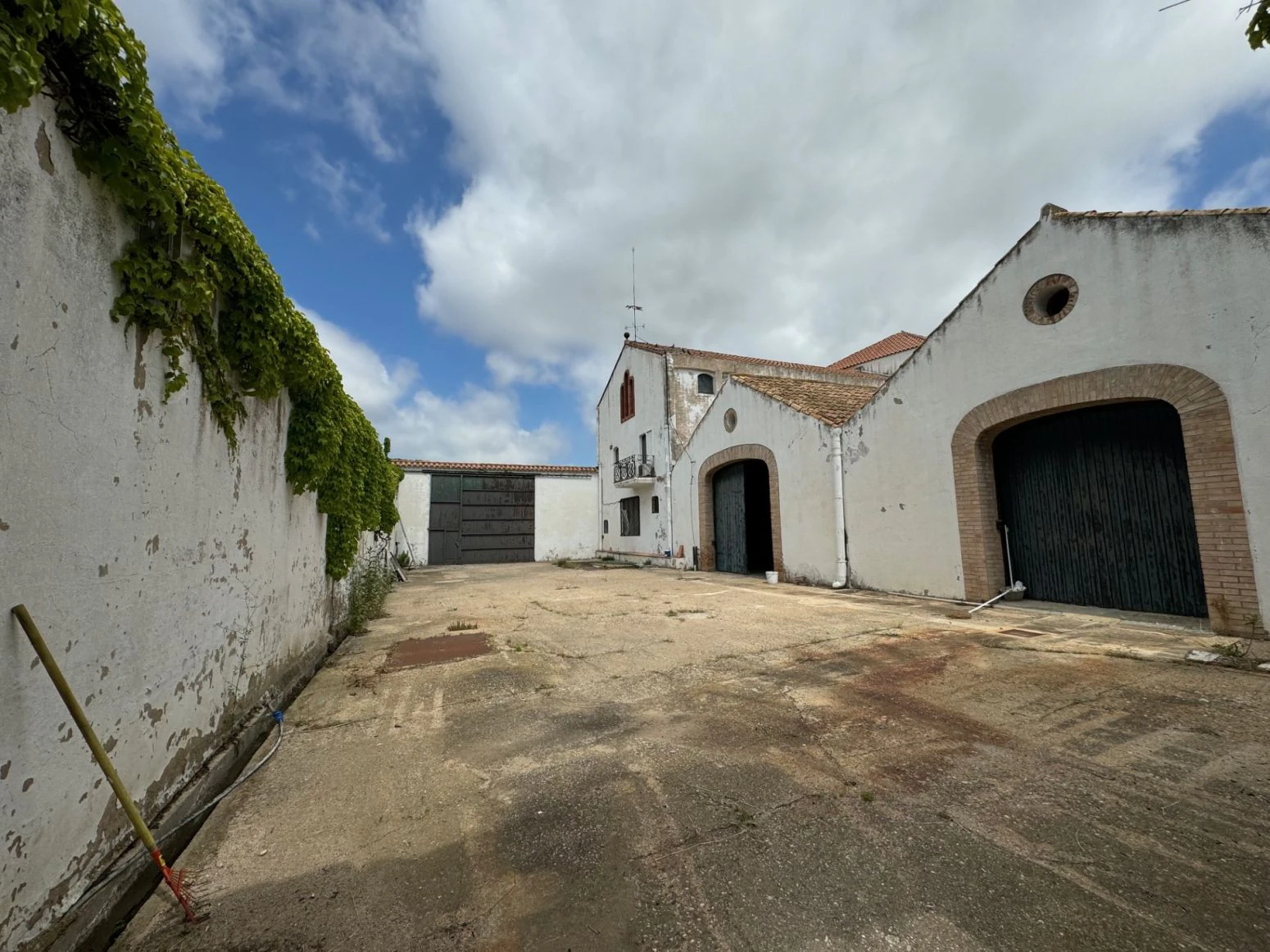 Inversionistas, Tarragona. Restaurant, vivienda, Bodega de