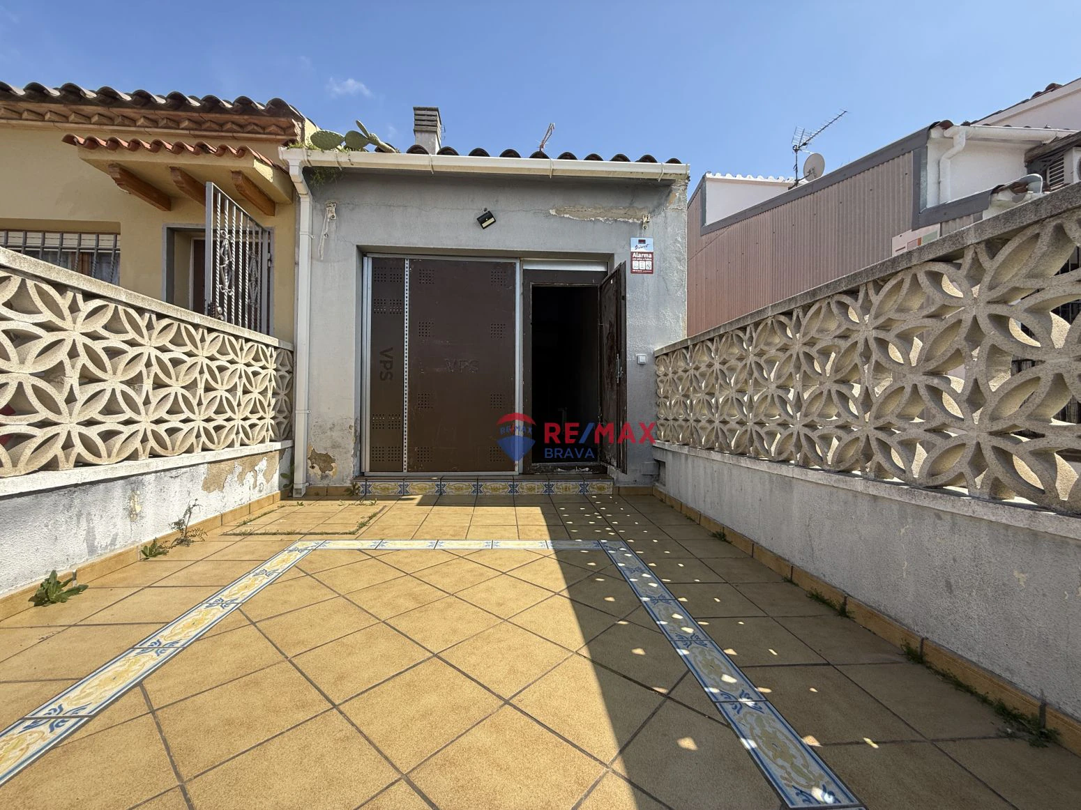 Casa adosada de 2 plantas en Empuriabrava, para reformar