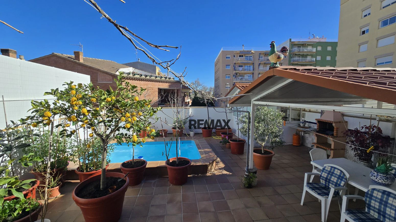 Vive arriba, opera abajo: casa + taller con ascensor y terra