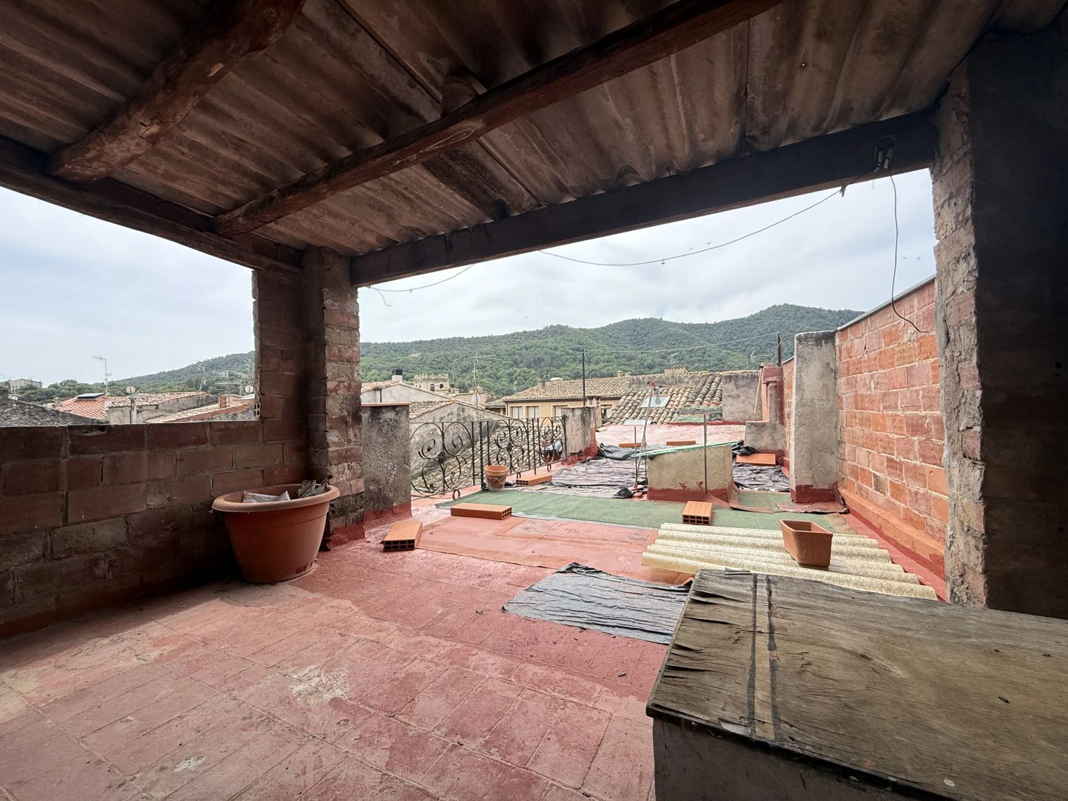 Oportunidad única en Besalú: edificio con local comercial