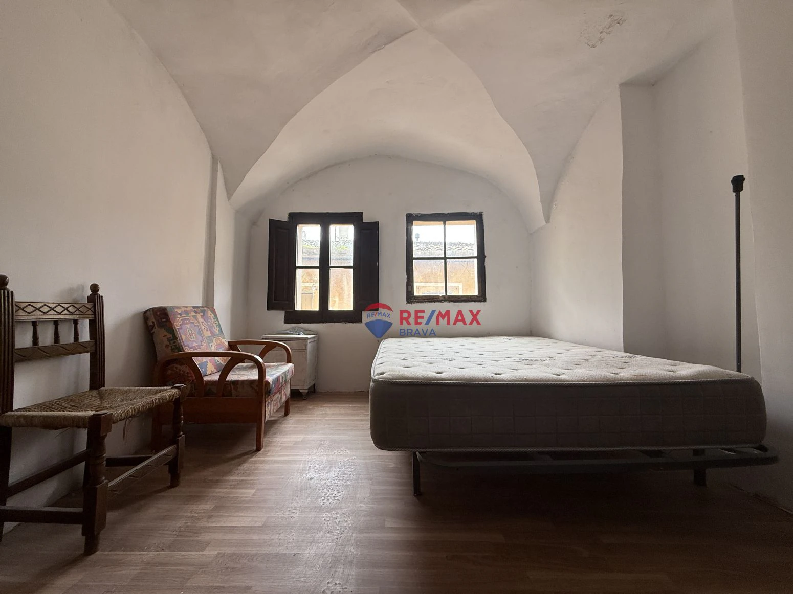 Oportunidad única en Besalú: edificio con local comercial