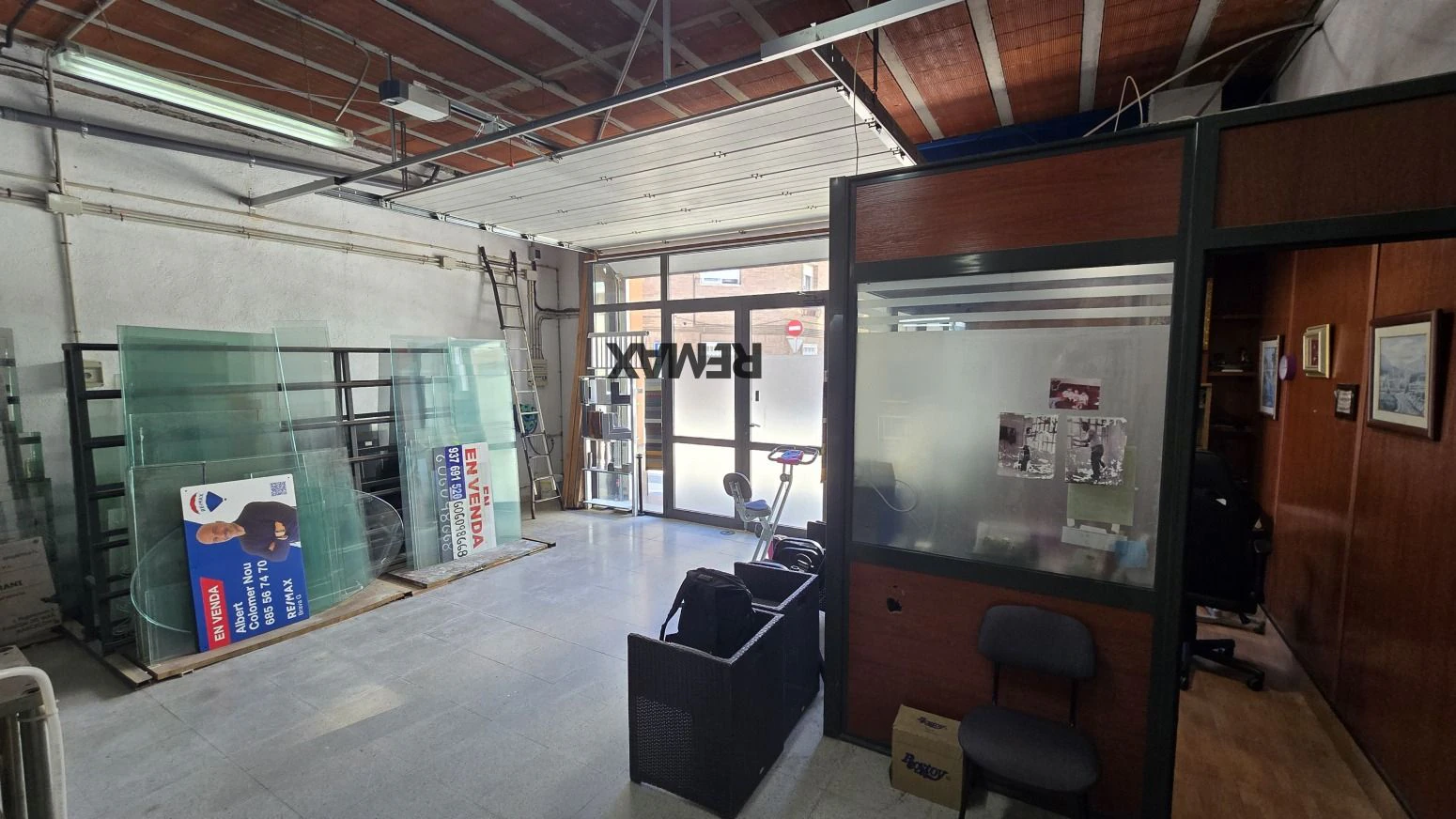 Vive arriba, opera abajo: casa + taller con ascensor y terra