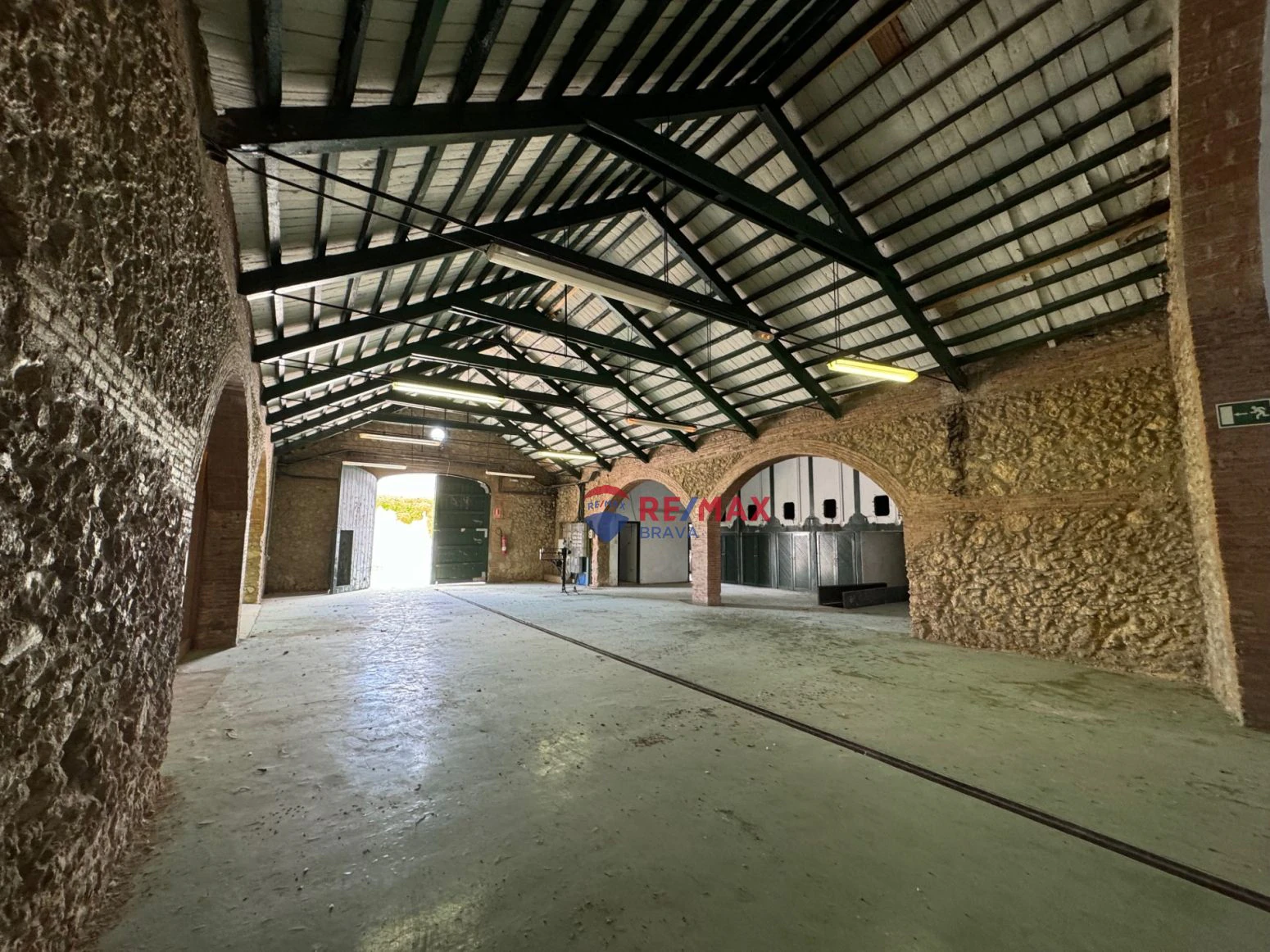 Inversionistas, Tarragona. Restaurant, vivienda, Bodega de