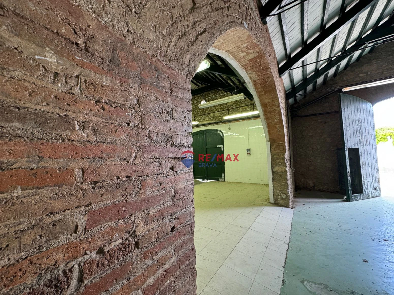 Inversionistas, Tarragona. Restaurant, vivienda, Bodega de