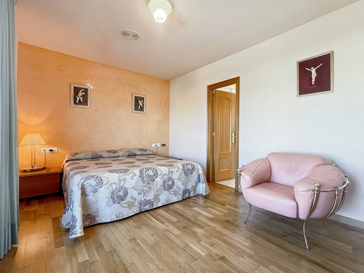 Villa de 4 habitaciones, ubicada en urbanización tranquila