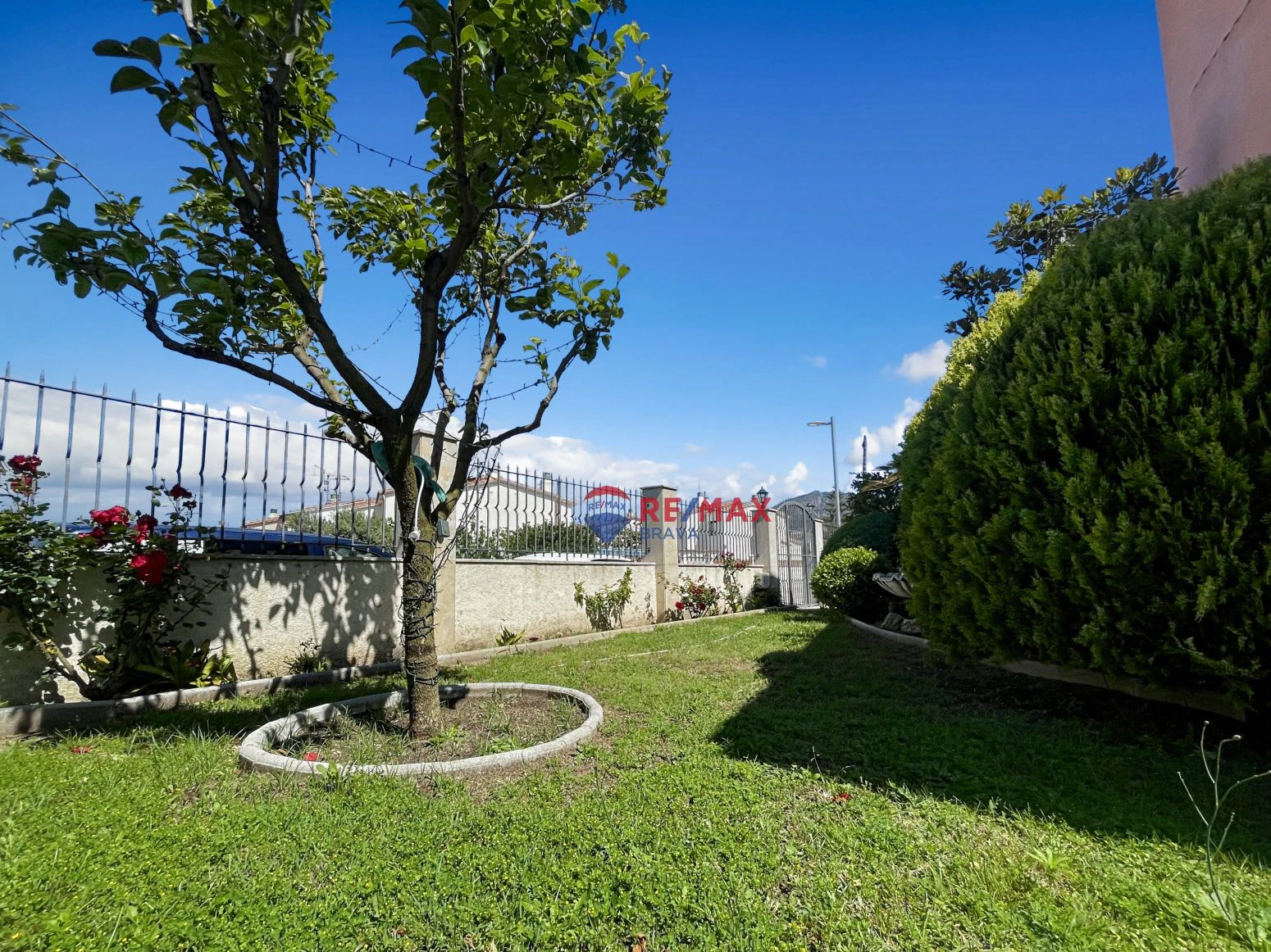 Villa de 4 habitaciones, ubicada en urbanización tranquila