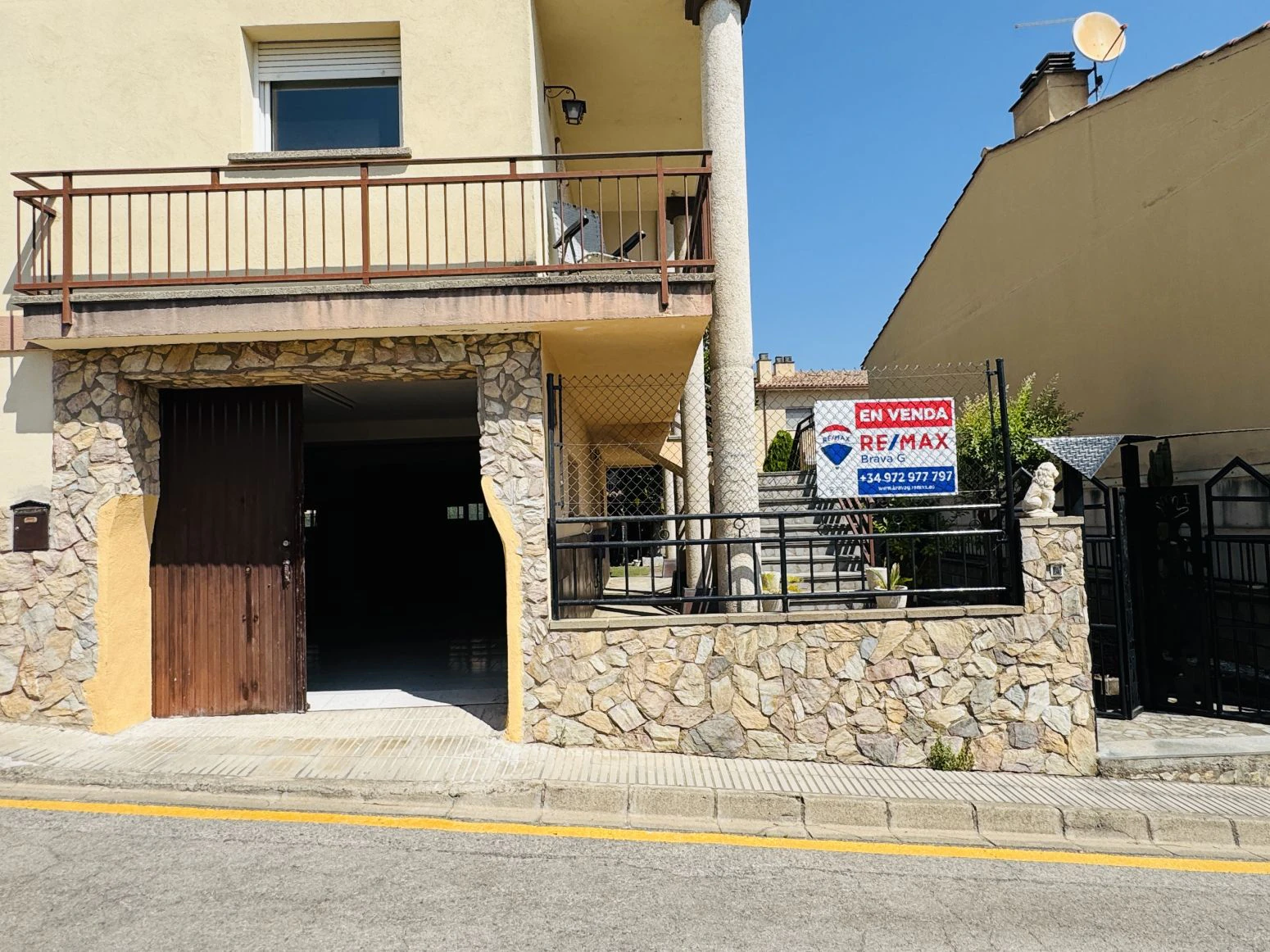 Casa pareada en venta en Amer ( Girona) ? Amplia, con jardí