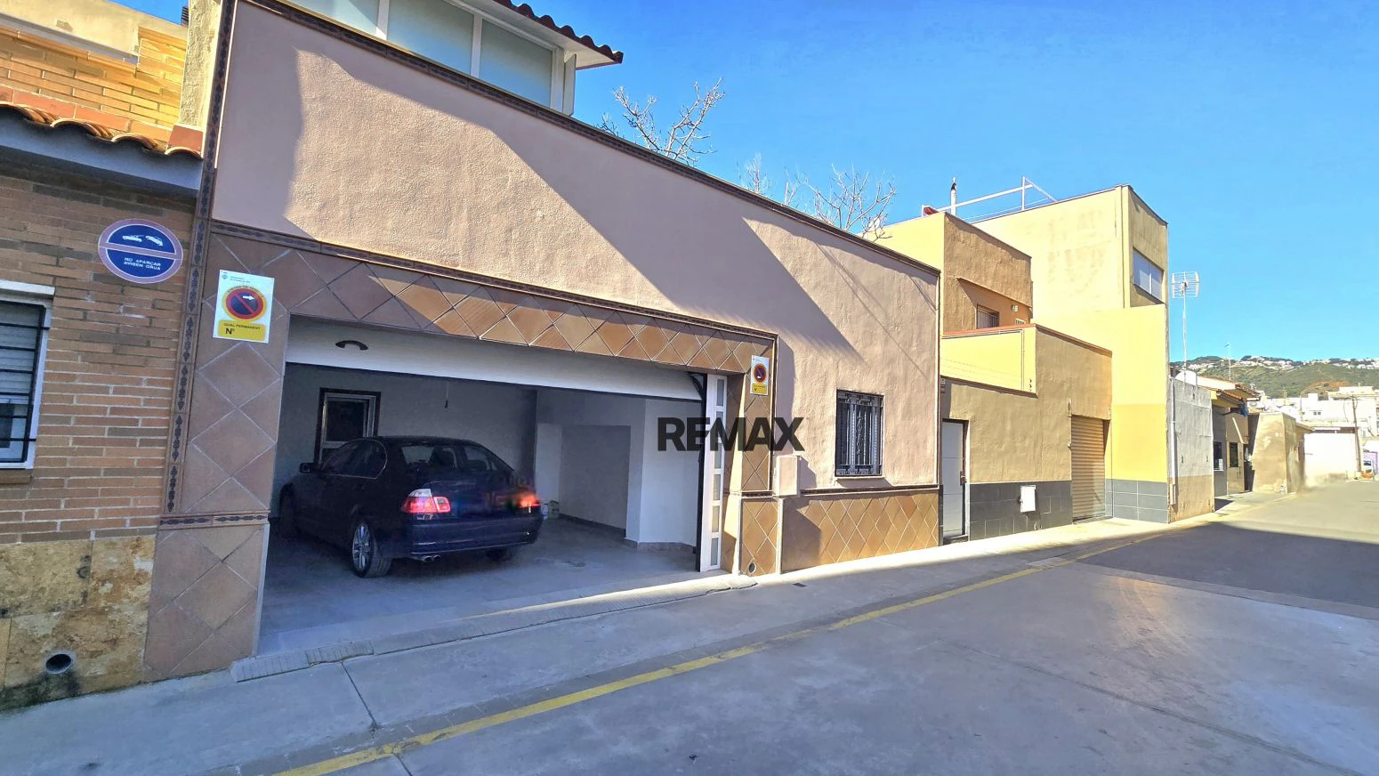 Vive arriba, opera abajo: casa + taller con ascensor y terra
