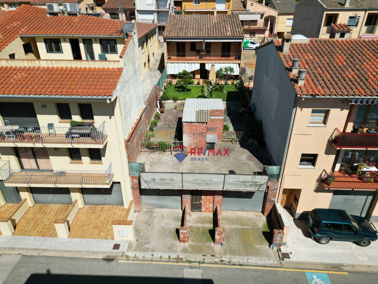 Terreno con dos garajes con posibilidad de realizar dos piso