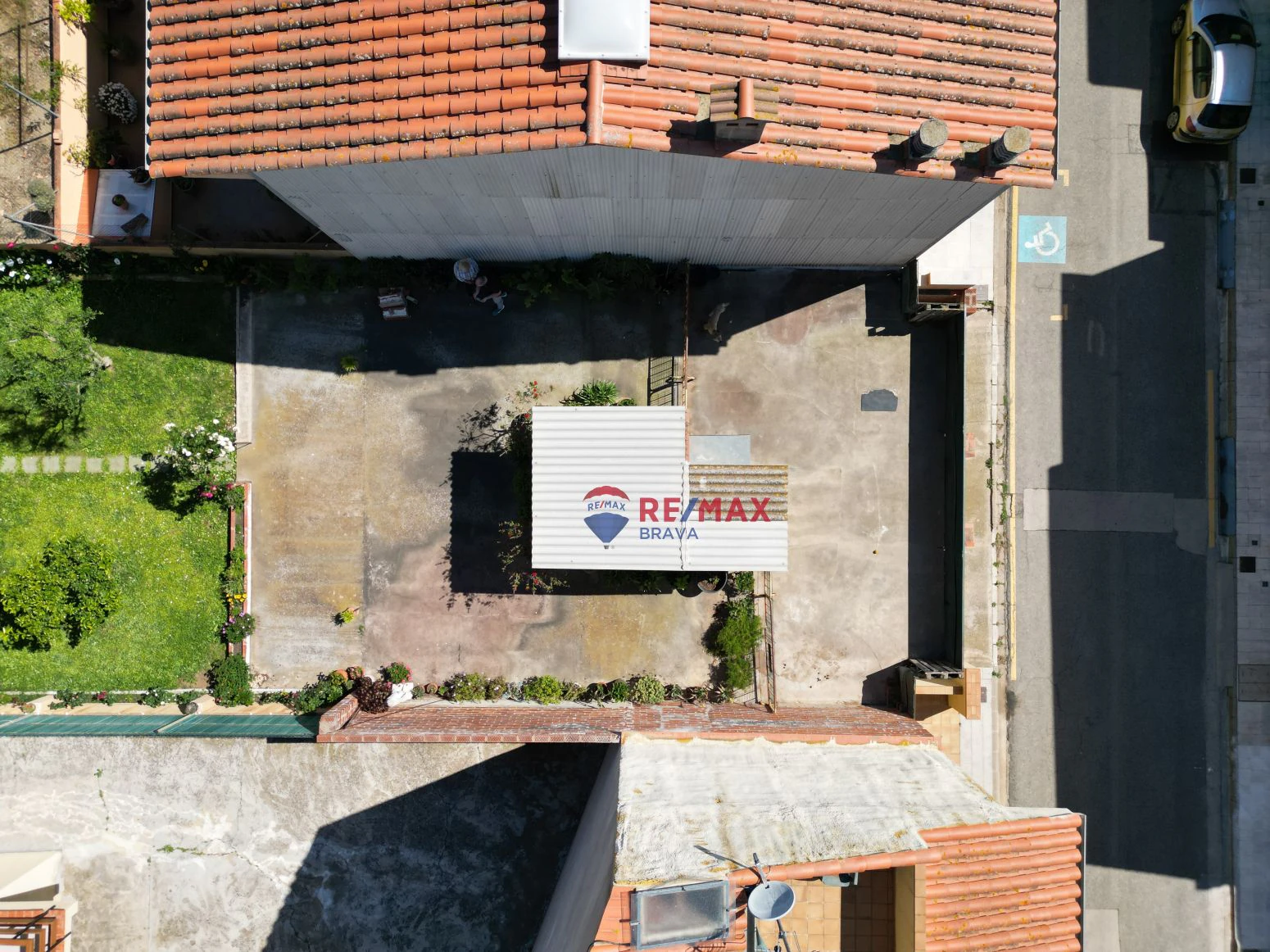 Terreno con dos garajes con posibilidad de realizar dos piso