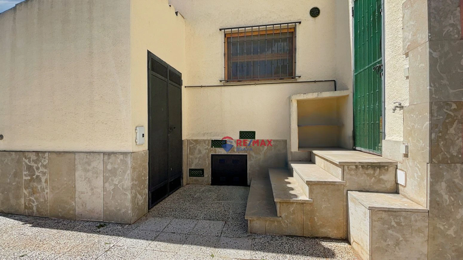 Villa de 4 habitaciones, ubicada en urbanización tranquila