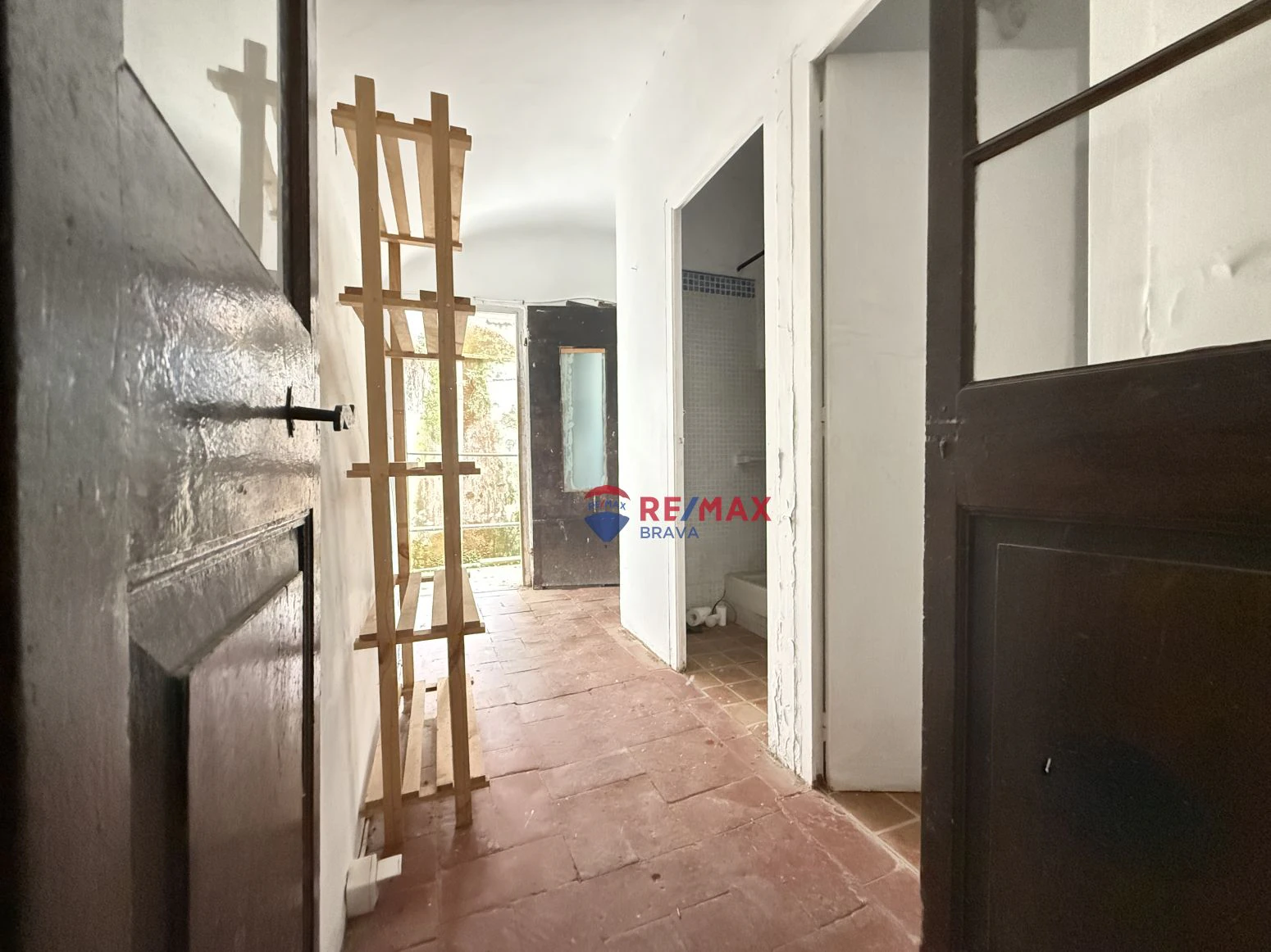 Oportunidad única en Besalú: edificio con local comercial