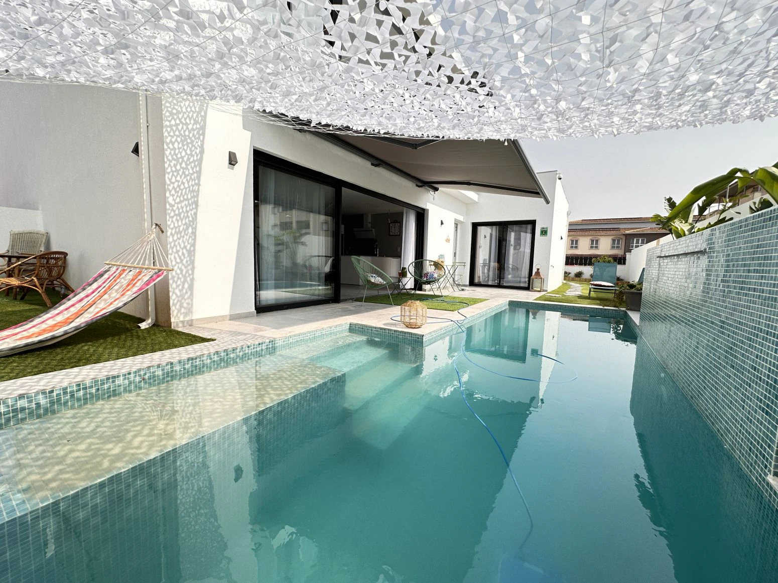 Bonita casa con piscina de obra nueva en sector Mestral de E