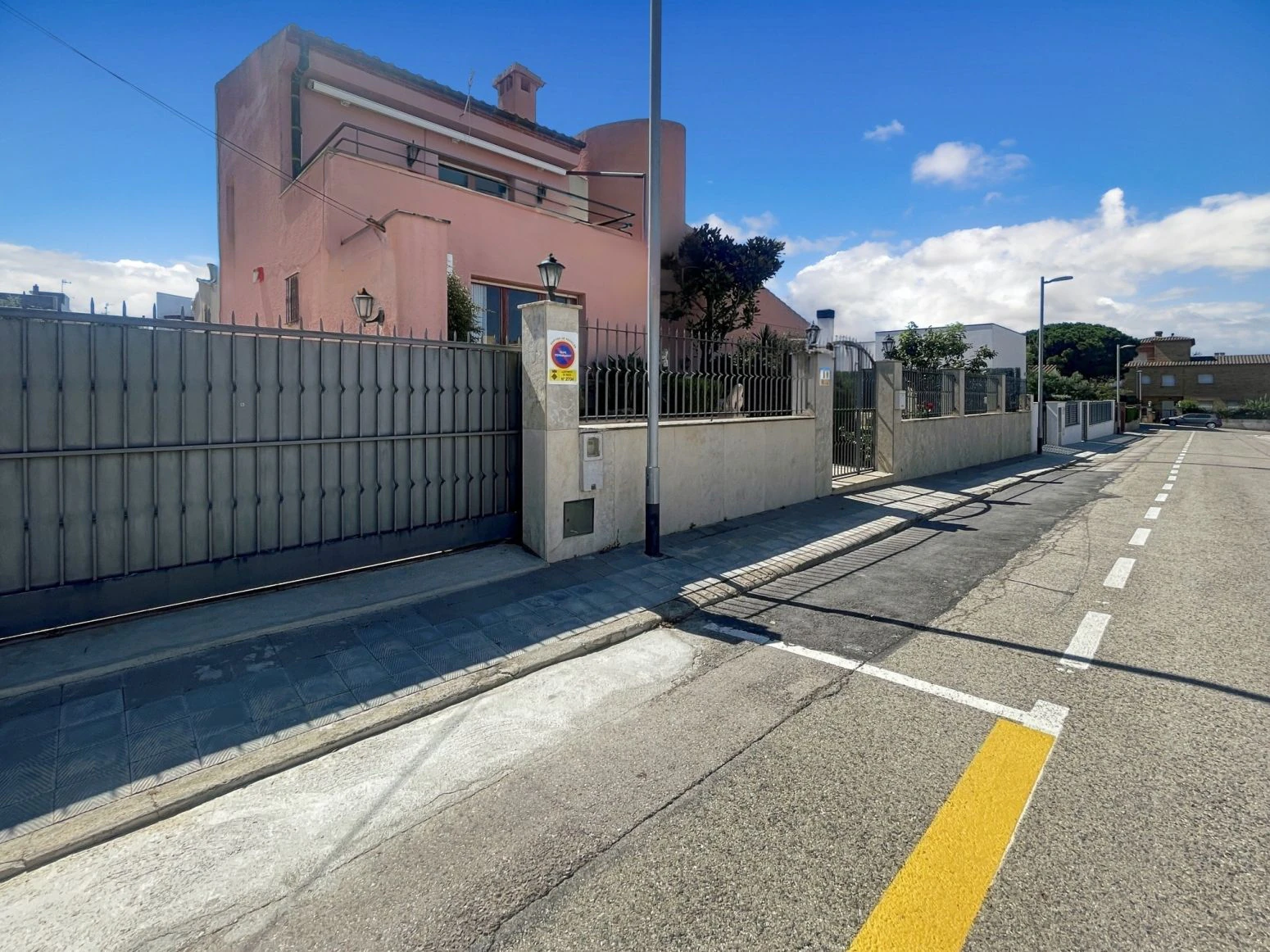 Villa de 4 habitaciones, ubicada en urbanización tranquila