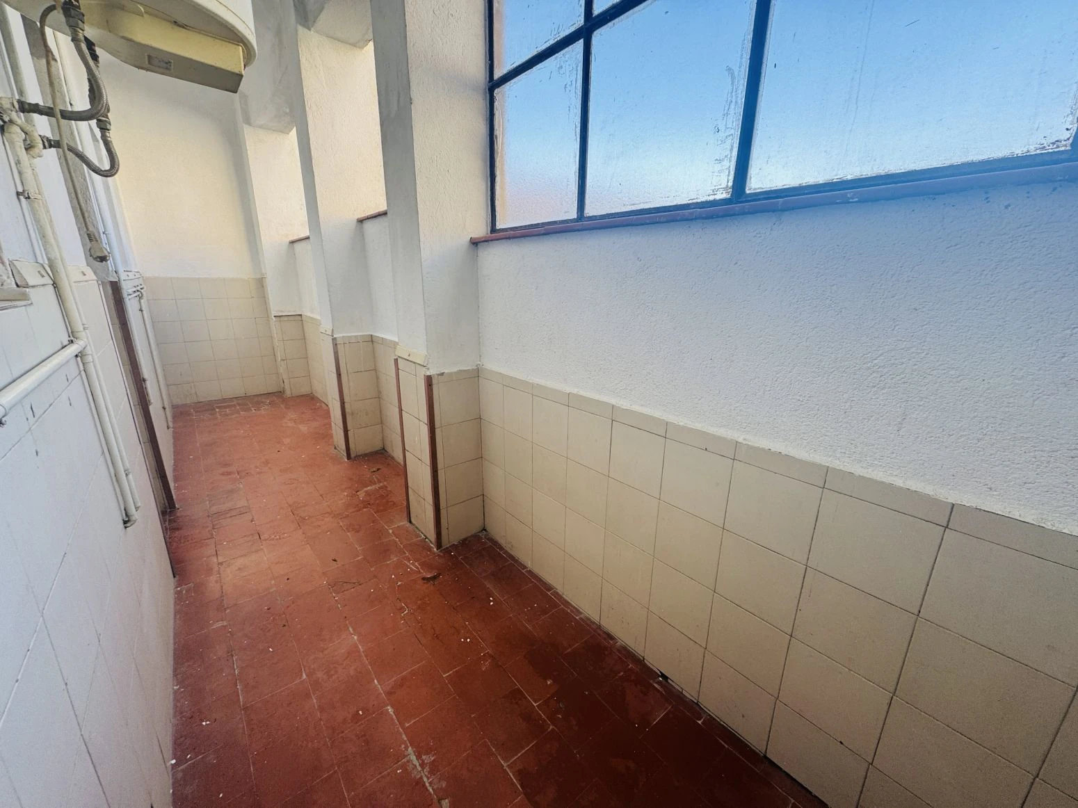 Casa con dos viviendas y taller mecánico en Salt, Girona