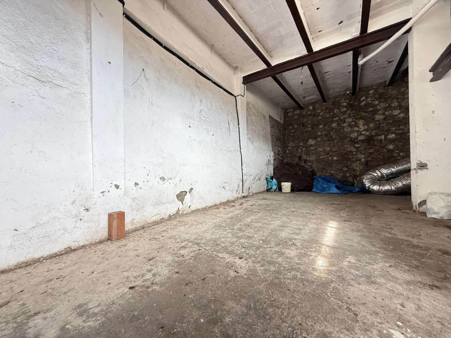 Oportunidad única en Besalú: edificio con local comercial