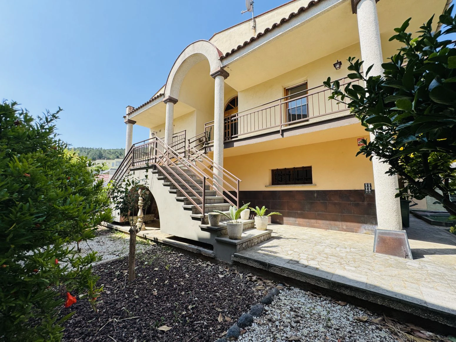 Casa pareada en venta en Amer ( Girona) ? Amplia, con jardí