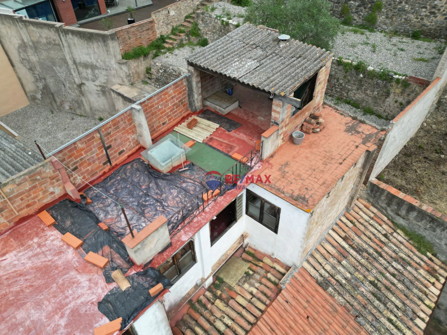 Oportunidad única en Besalú: edificio con local comercial