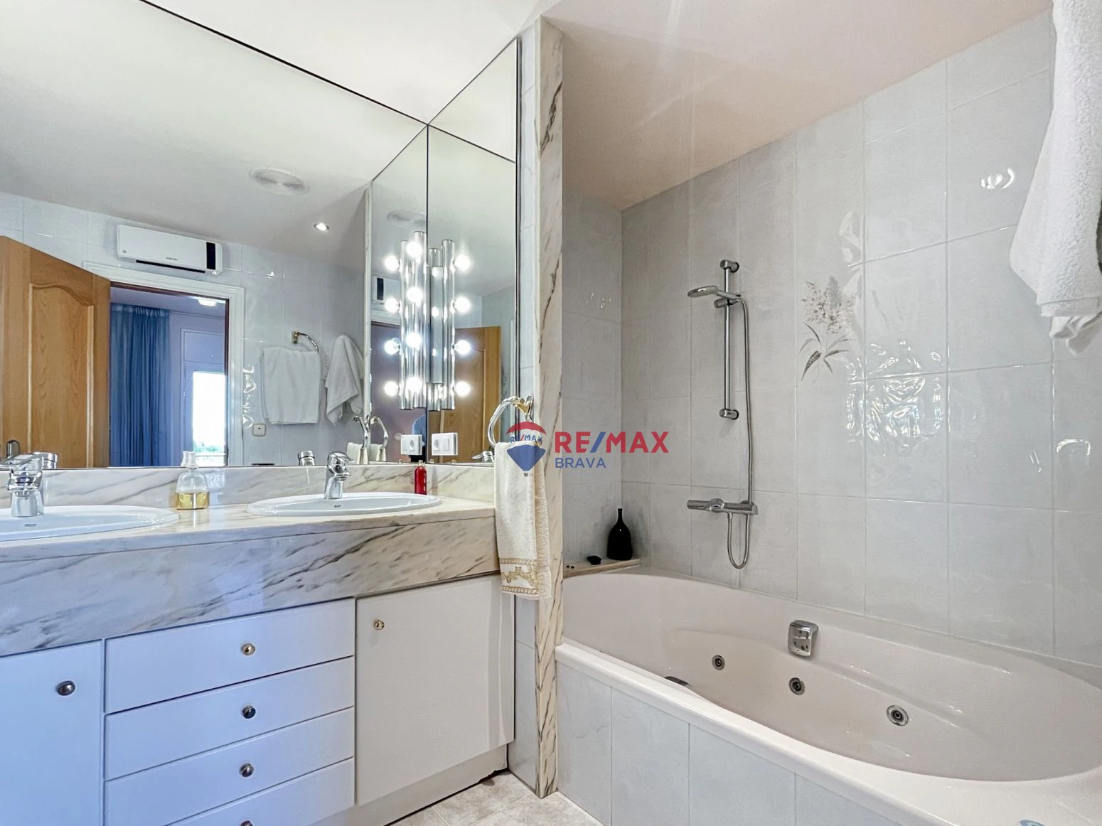 Villa de 4 habitaciones, ubicada en urbanización tranquila