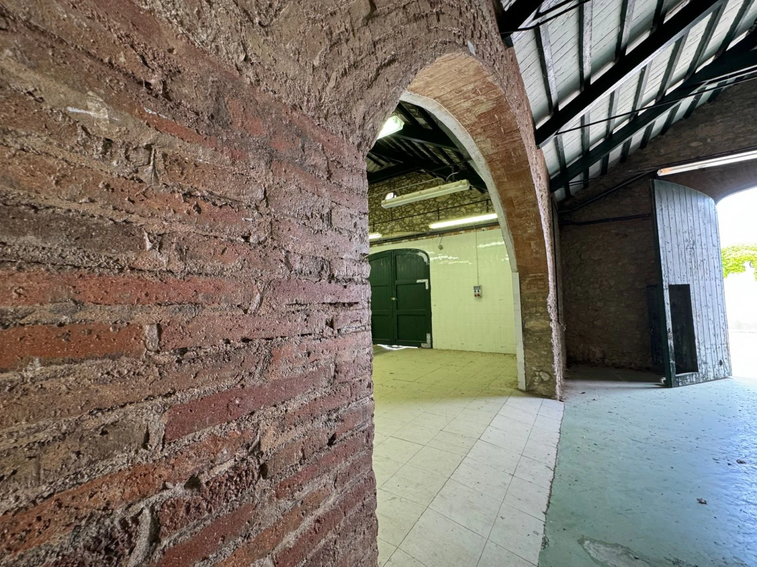 Inversionistas, Tarragona. Restaurant, vivienda, Bodega de