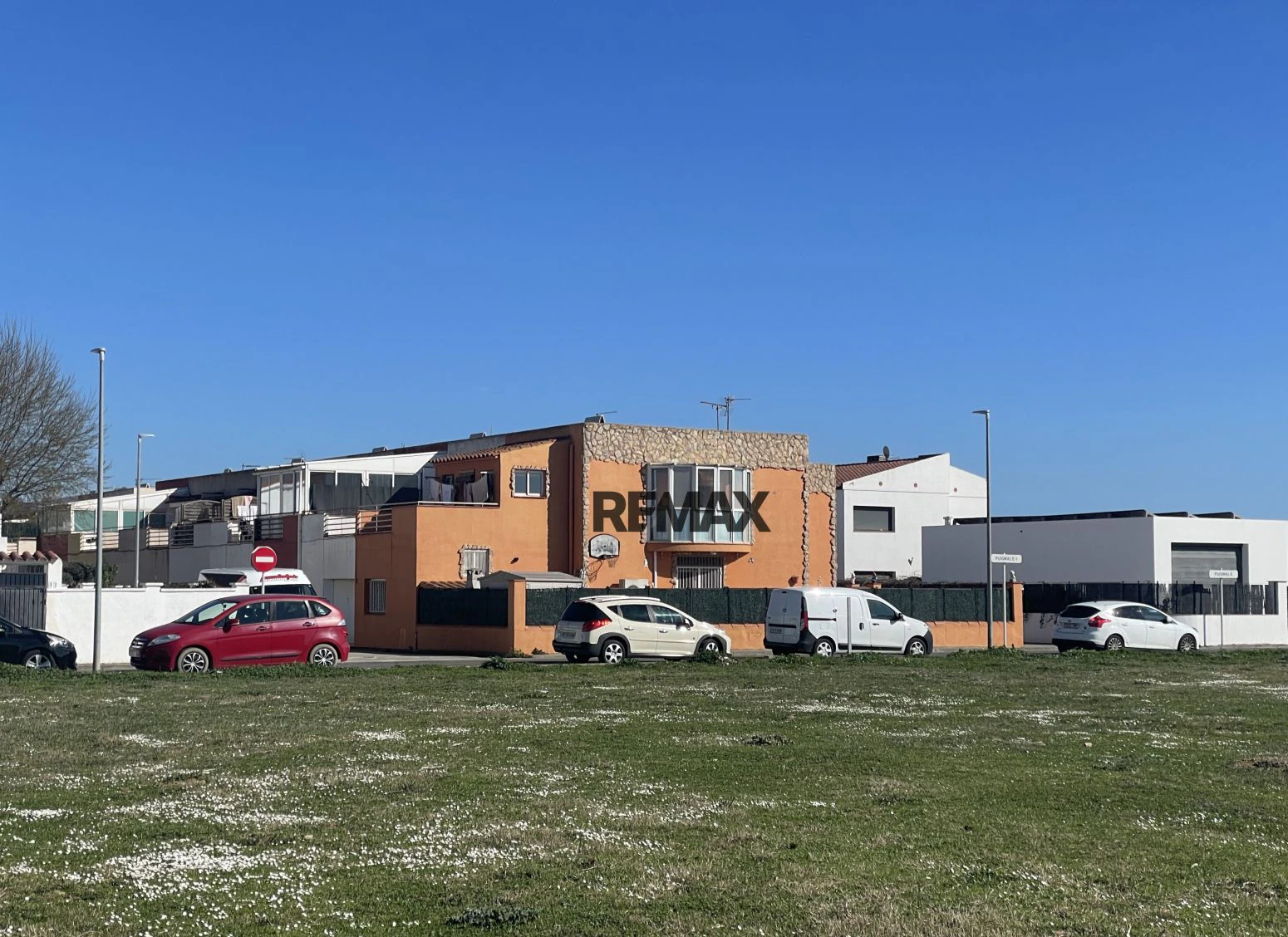 Casa adosada de 2 plantas en Empuriabrava, para reformar