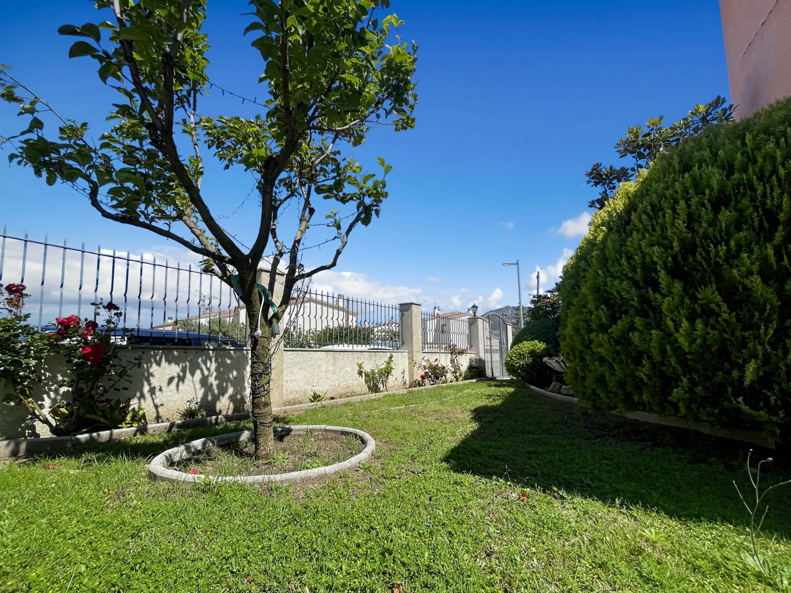 Villa de 4 habitaciones, ubicada en urbanización tranquila