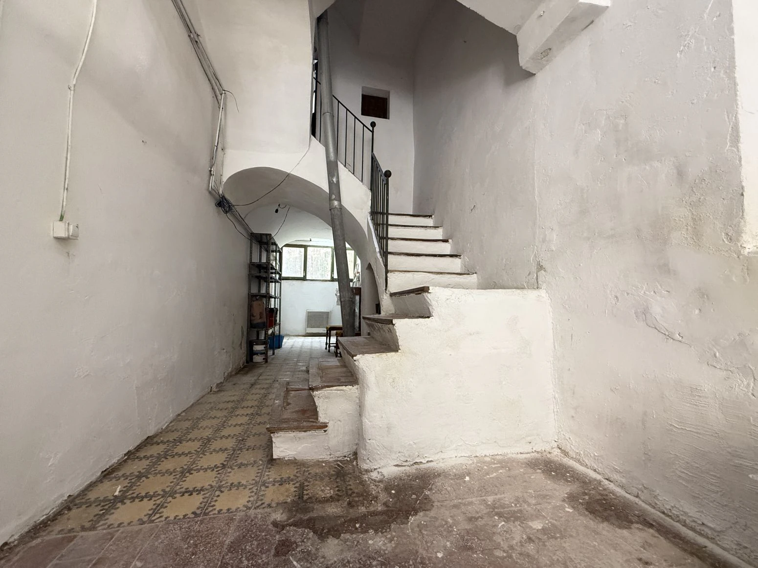 Oportunidad única en Besalú: edificio con local comercial