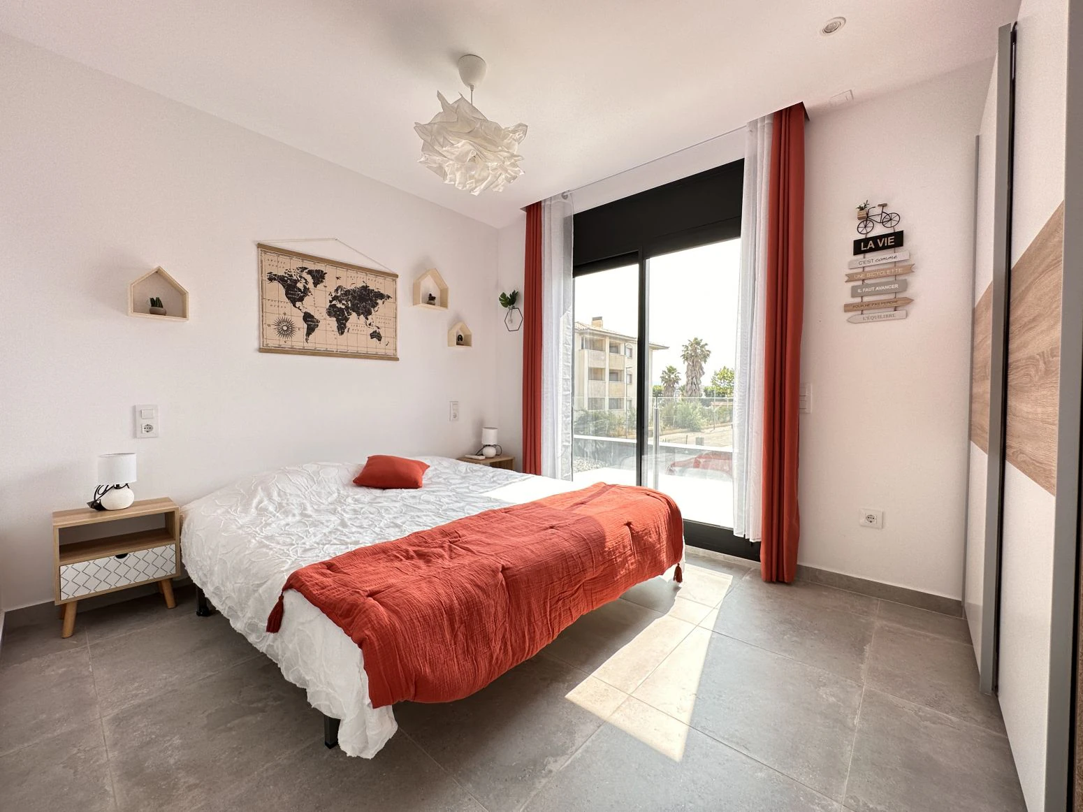 Bonita casa con piscina de obra nueva en sector Mestral de E