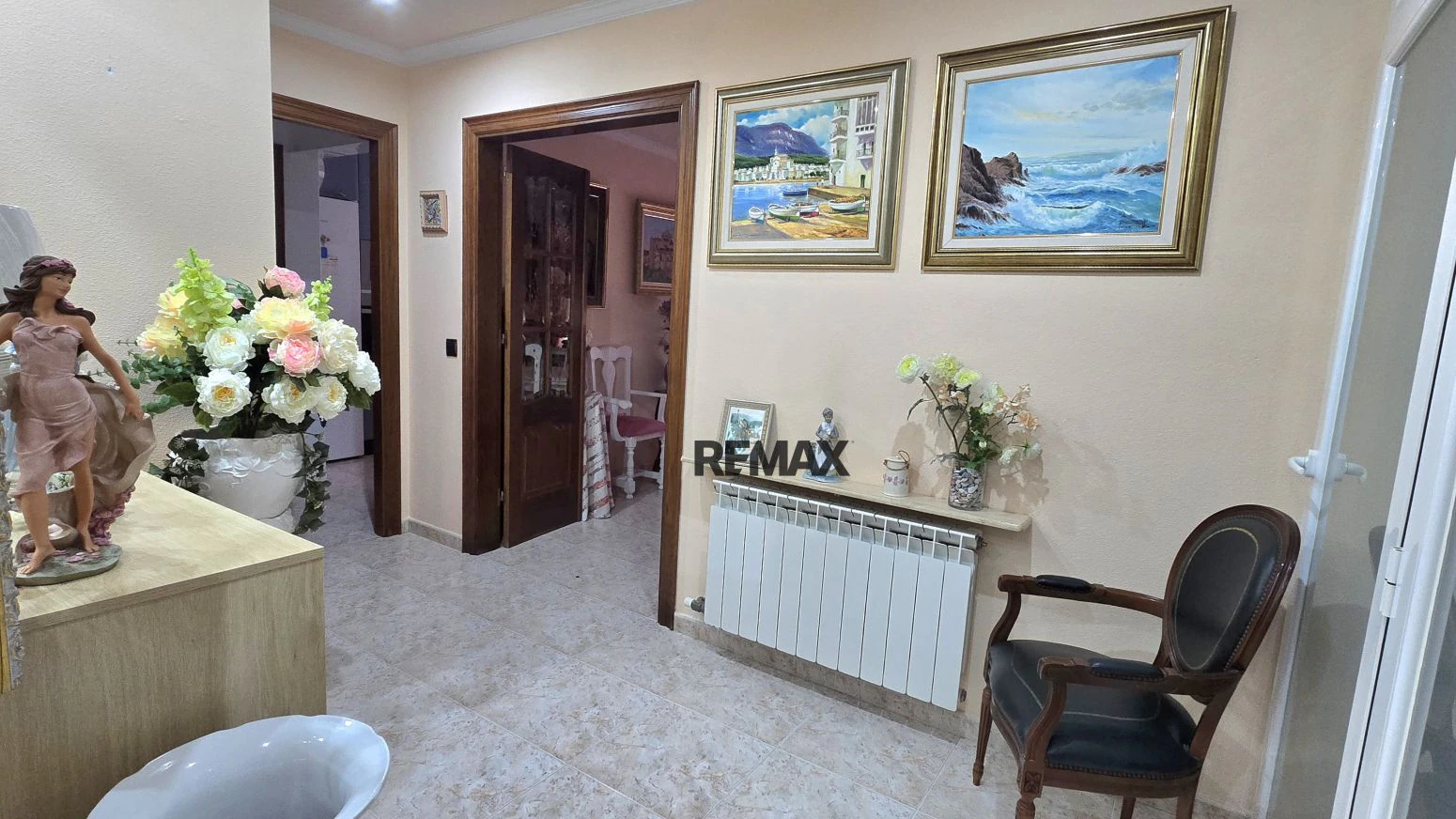 Vive arriba, opera abajo: casa + taller con ascensor y terra