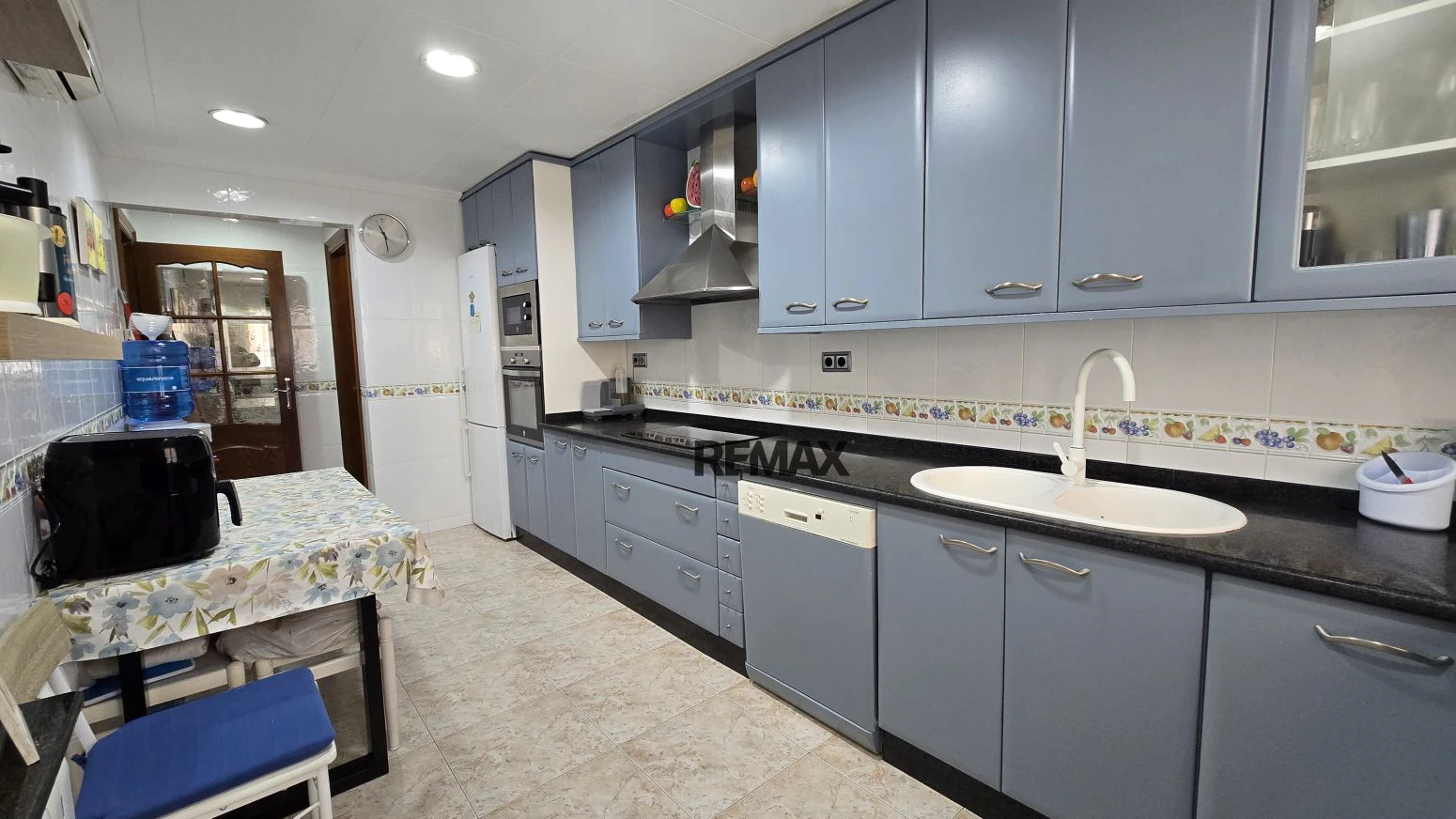 Vive arriba, opera abajo: casa + taller con ascensor y terra