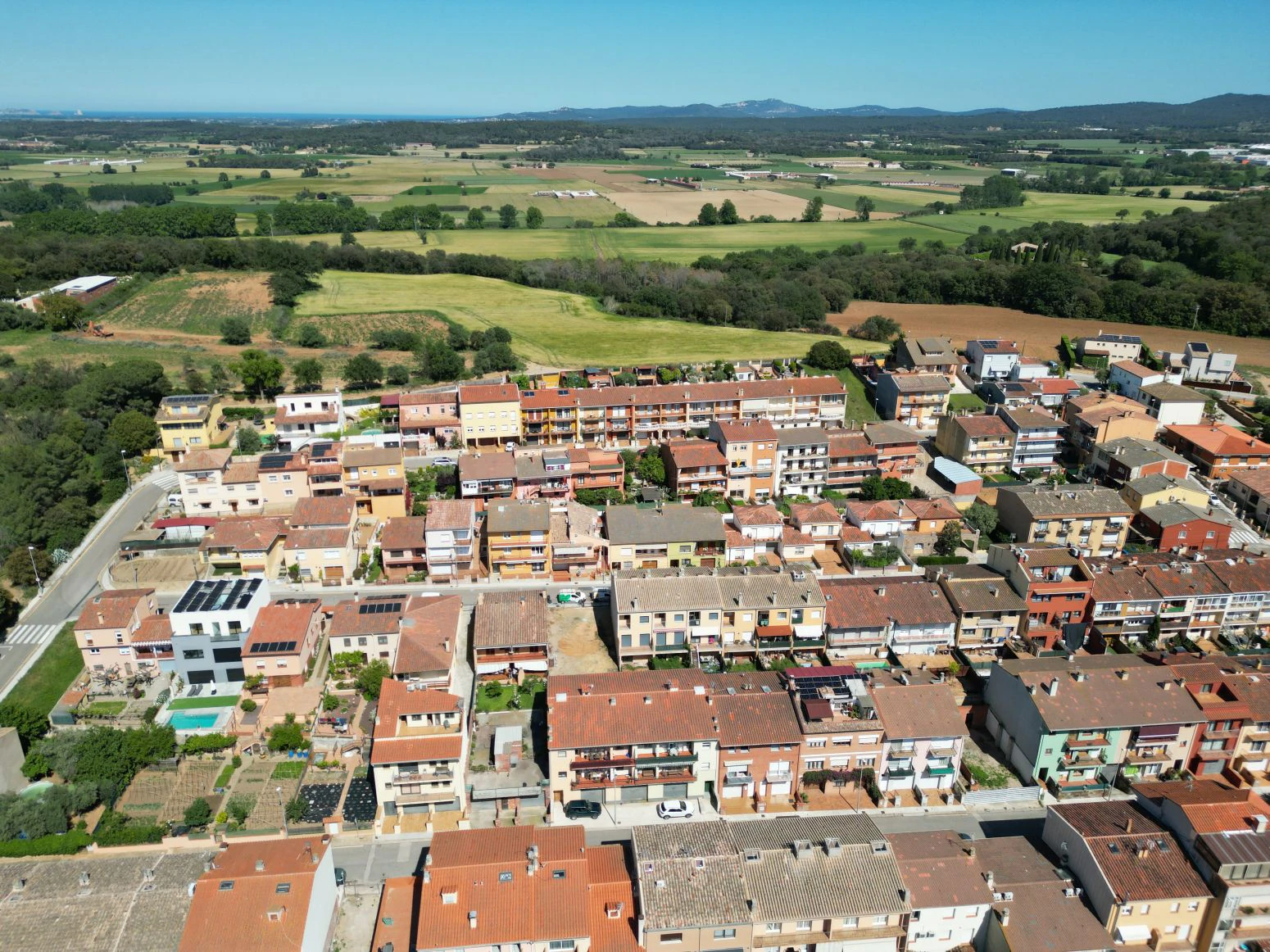 Terreno con dos garajes con posibilidad de realizar dos piso