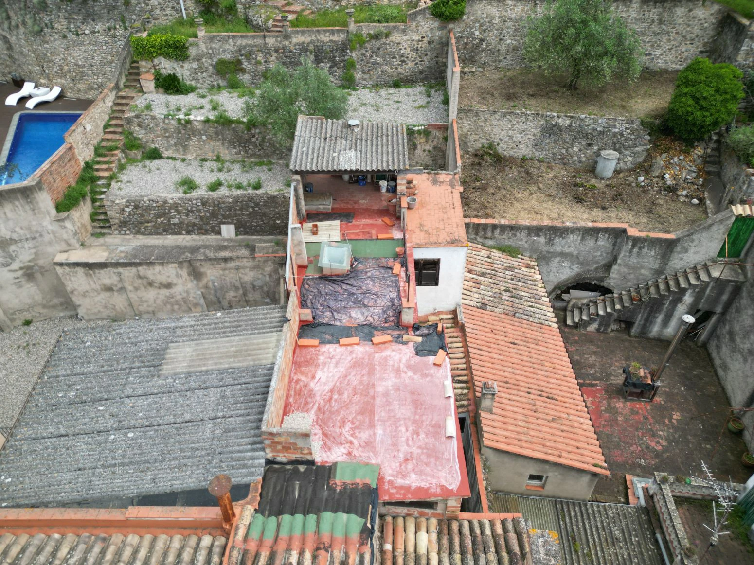 Oportunidad única en Besalú: edificio con local comercial