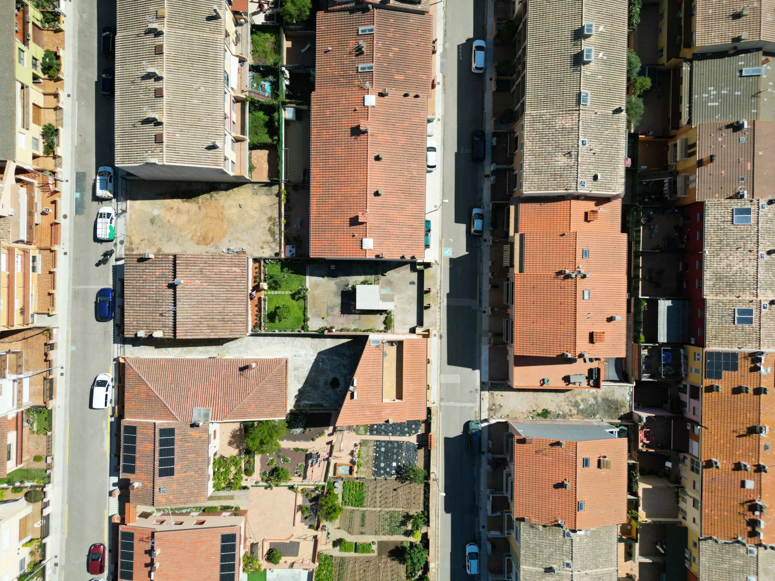 Terreno con dos garajes con posibilidad de realizar dos piso