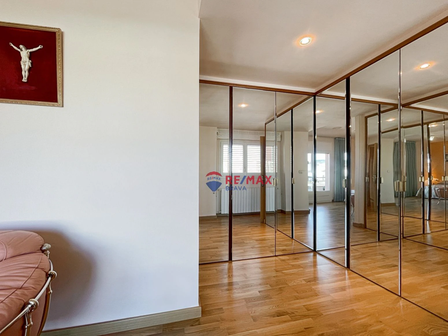 Villa de 4 habitaciones, ubicada en urbanización tranquila