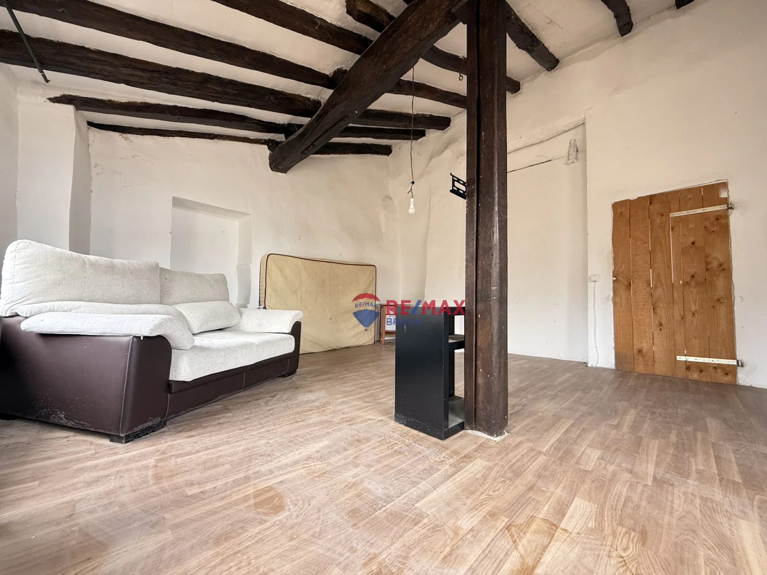 Oportunidad única en Besalú: edificio con local comercial