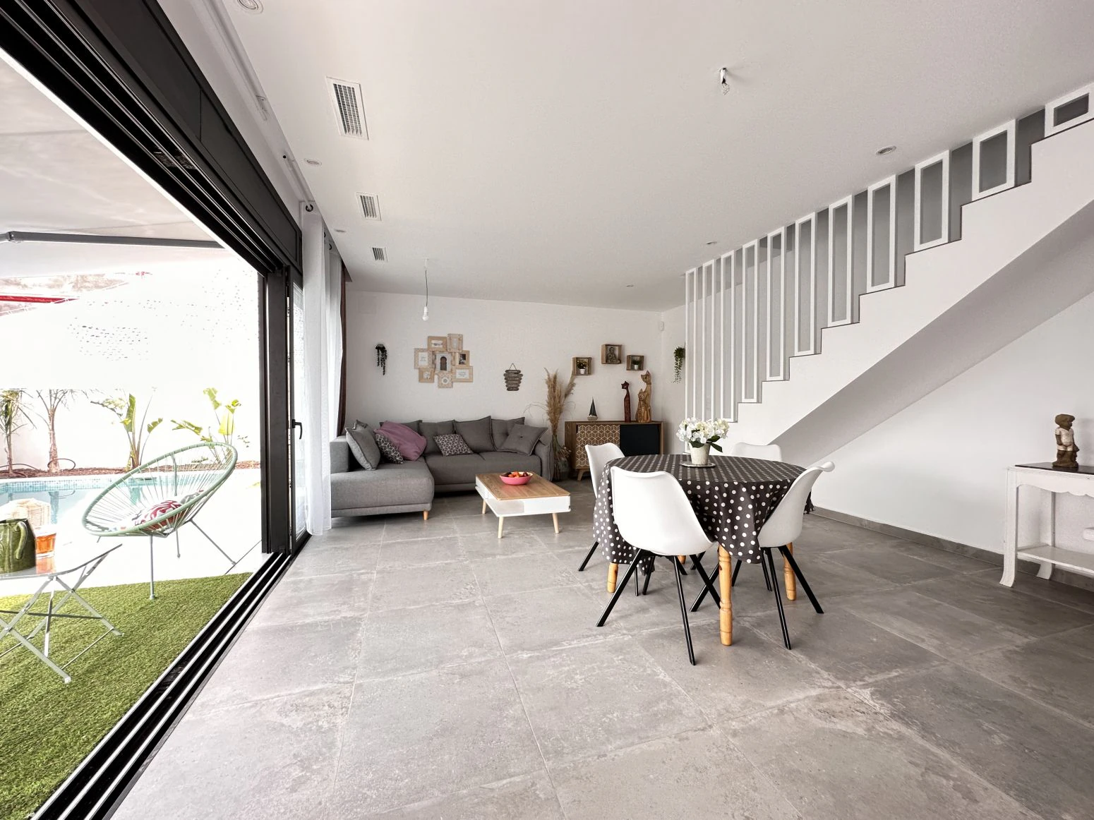 Bonita casa con piscina de obra nueva en sector Mestral de E