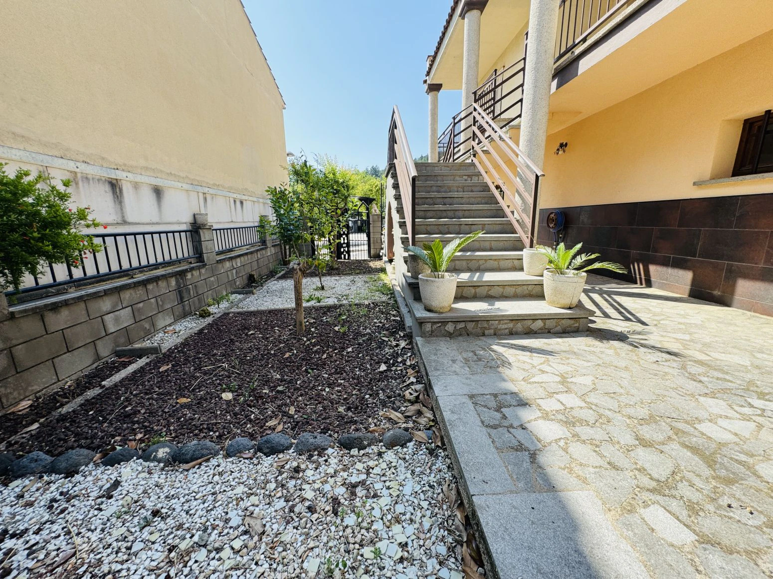 Casa pareada en venta en Amer ( Girona) ? Amplia, con jardí