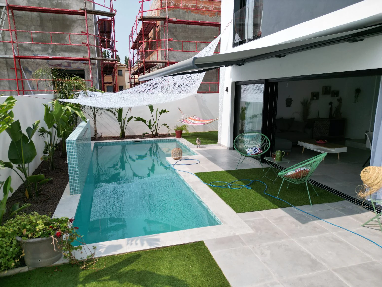 Bonita casa con piscina de obra nueva en sector Mestral de E
