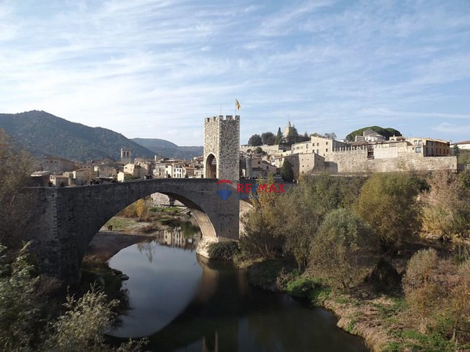 Oportunidad única en Besalú: edificio con local comercial