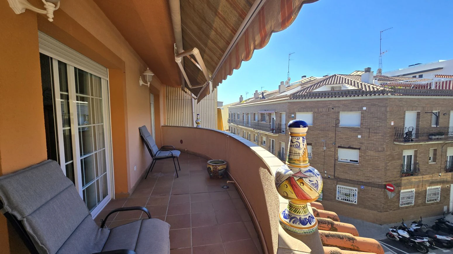 Vive arriba, opera abajo: casa + taller con ascensor y terra