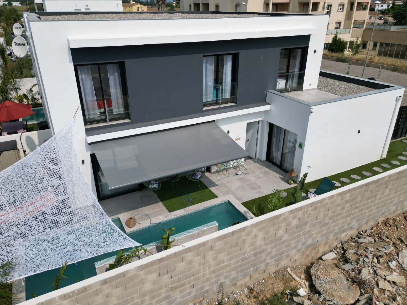 Bonita casa con piscina de obra nueva en sector Mestral de E