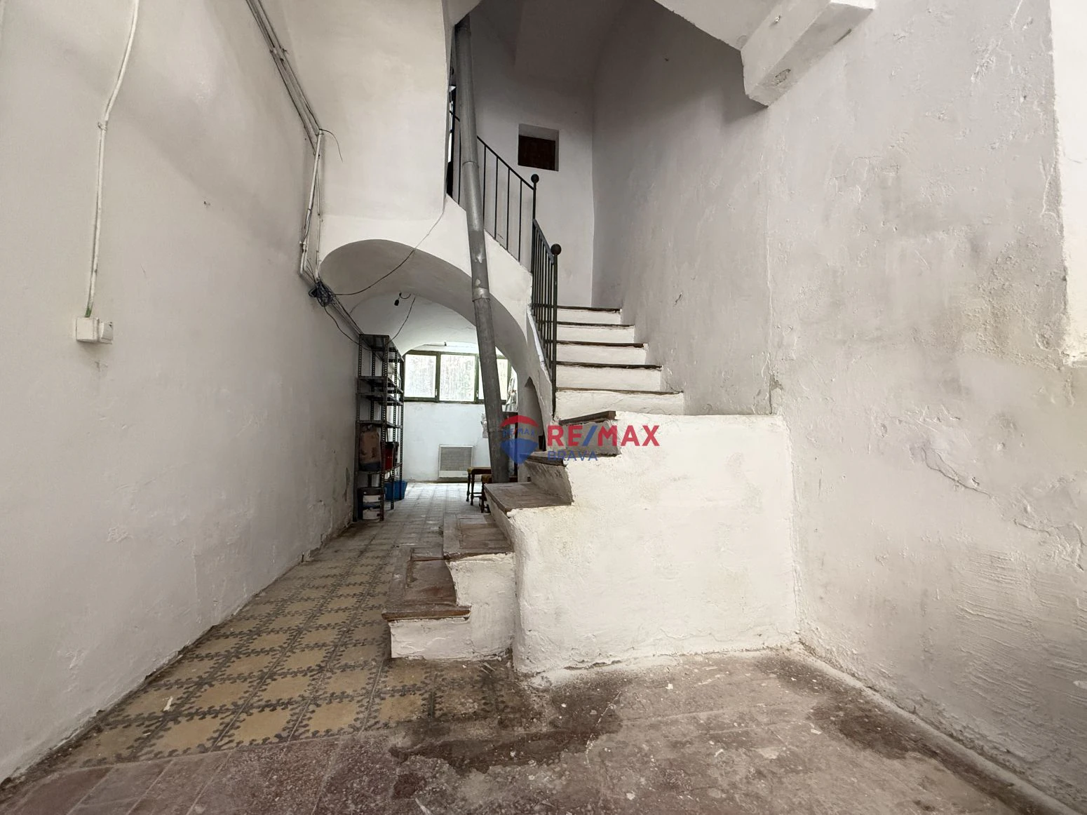 Oportunidad única en Besalú: edificio con local comercial