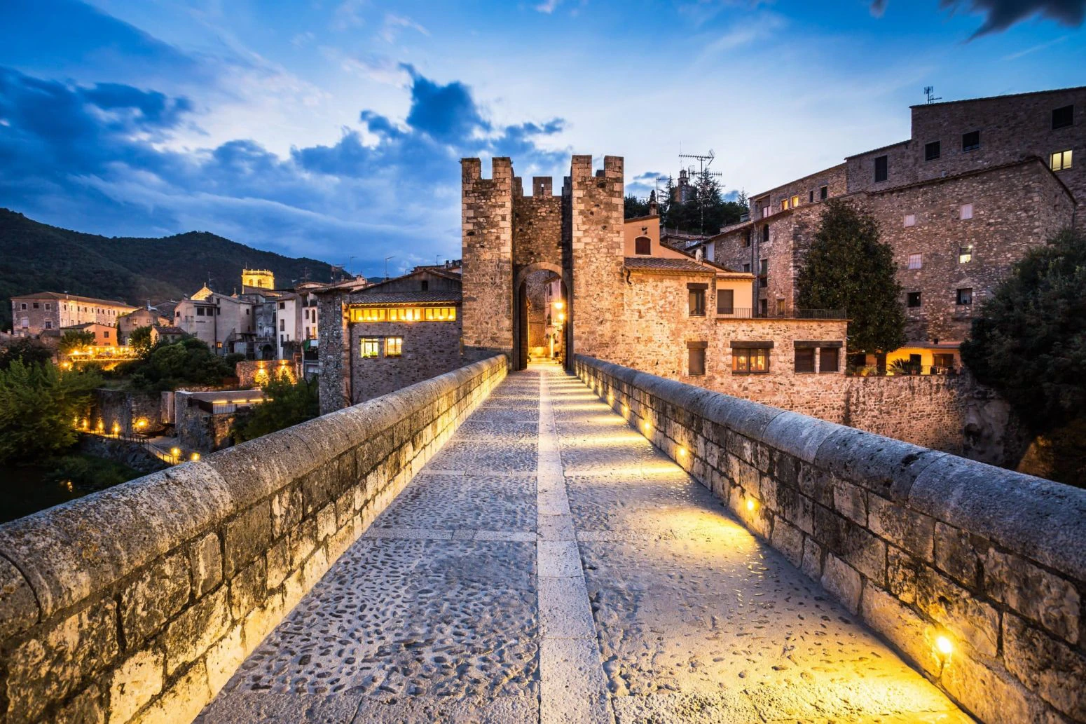 Oportunidad única en Besalú: edificio con local comercial