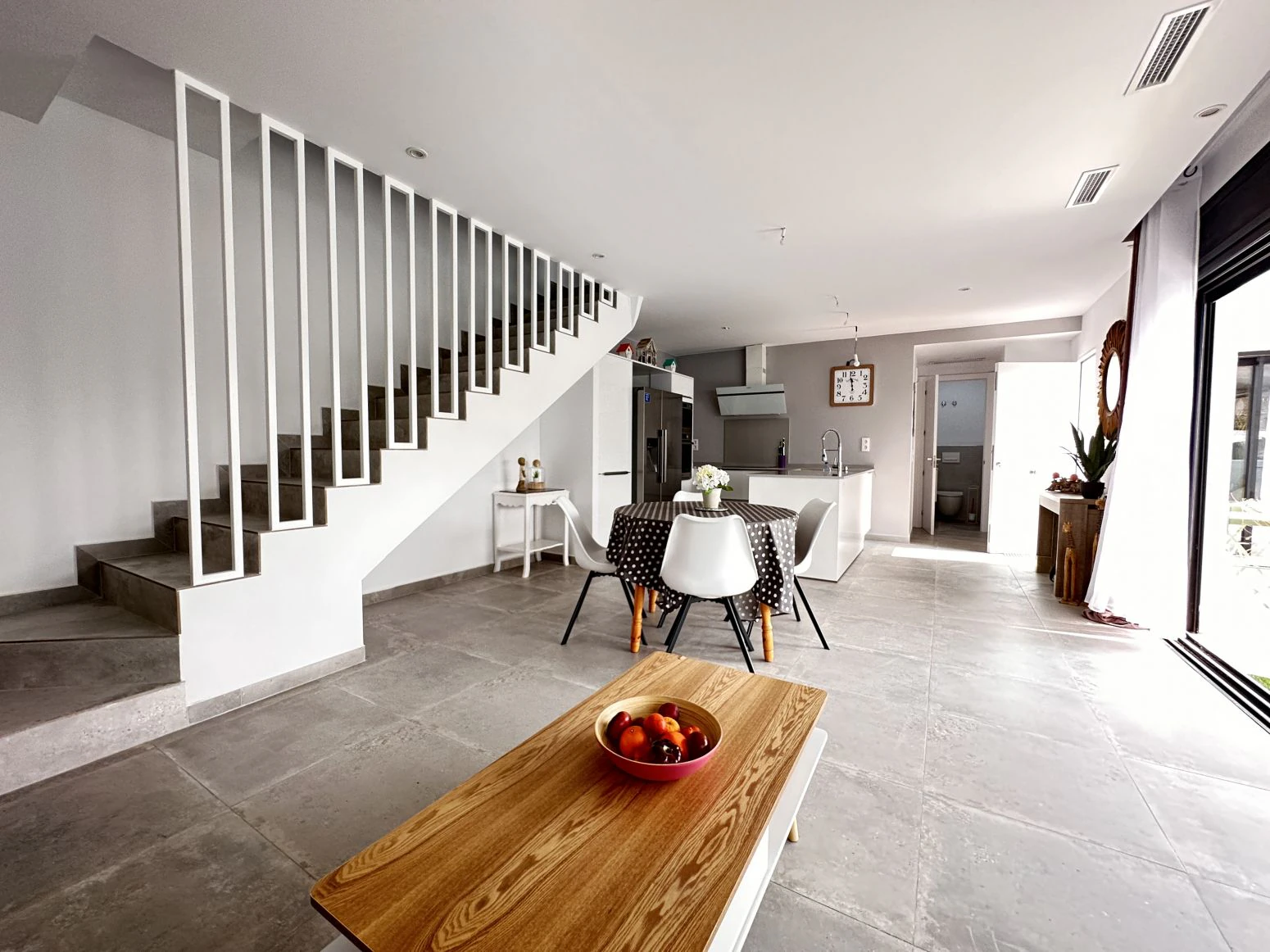 Bonita casa con piscina de obra nueva en sector Mestral de E
