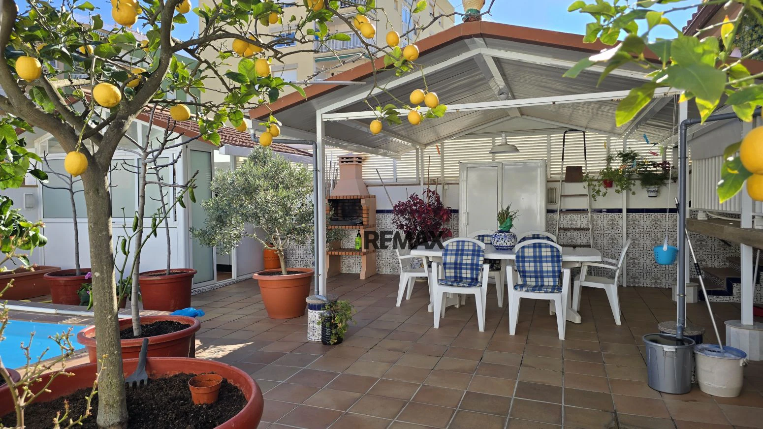 Vive arriba, opera abajo: casa + taller con ascensor y terra